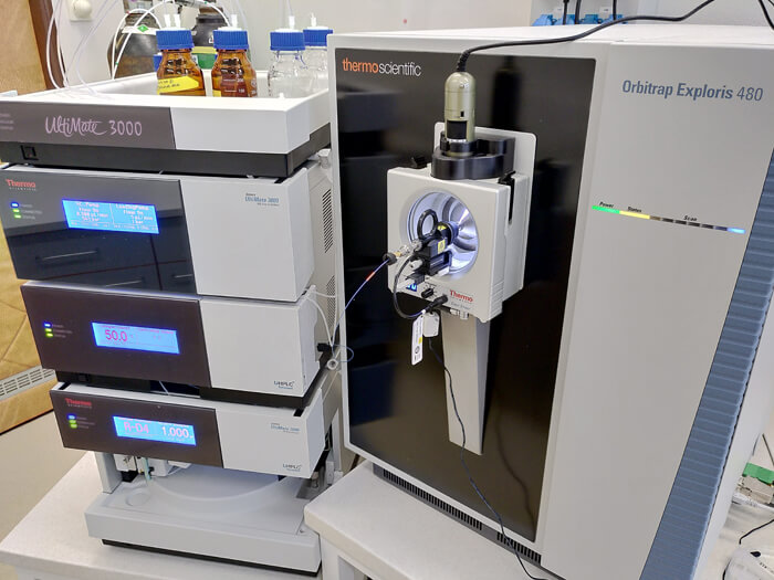 Mass spectrometer Orbitrap Exploris 480 coupled to liquid chromatograph UHPLC Ultimate 3000