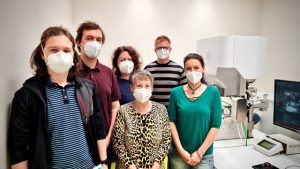 Team of the Institute of Molecular Genetics of the Czech Academy of Sciences in the laboratory with the TESCAN electron microscope