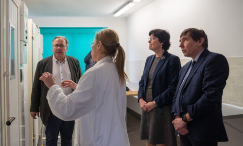 Martin Bilej, Vice-Chairman and member of the Academy Council, together with Eva Zažímalová, President of the Czech Academy of Sciences, and Petr Dráber, Director of the IMG, during a tour of the new interior of the poultry farm in Koleč. (Author: M. Jakubec, IMG)